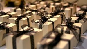 Gifts-00576028xAC2B5-300×200